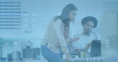 Ofisteki çeşitli iş adamları üzerinde finansal veri işleme ve şehir manzarasının animasyonu. Küresel iş ve dijital arayüz kavramı dijital olarak oluşturulmuş video.