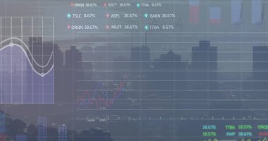 Şehir manzarası üzerinde finansal grafik ve veri işleme resmi. Küresel iş, finans, veri işleme ve dijital arayüz kavramı dijital olarak oluşturuldu.
