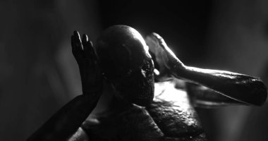 Karanlık tüneldeki canavar gibi sersemlemiş bir insan görüntüsü. Korku, korku, resim oyunları ve dijital olarak üretilen bilim kurgu konsepti.