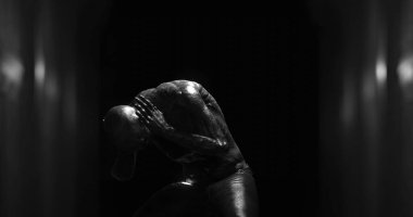 Karanlık tüneldeki canavar gibi sersemlemiş bir insan görüntüsü. Korku, korku, resim oyunları ve dijital olarak üretilen bilim kurgu konsepti.