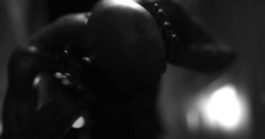 Karanlık tüneldeki canavar gibi sersemlemiş bir insan görüntüsü. Korku, korku, resim oyunları ve dijital olarak üretilen bilim kurgu konsepti.