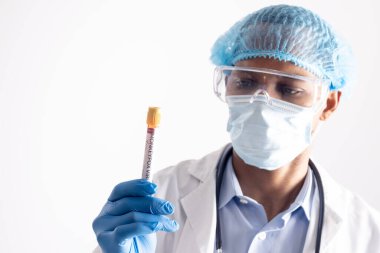 Yüz maskesi takan Afro-Amerikan erkek doktor elinde maymun çiçeği virüsü şişesi tutuyor. Maymun Çiçeği virüsü, tıbbi araştırma ve sağlık hizmetleri.