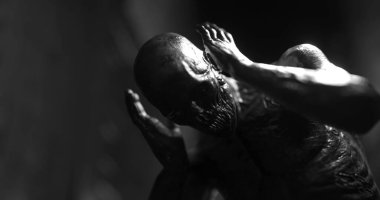 Karanlık tüneldeki canavar gibi sersemlemiş bir insan görüntüsü. Korku, korku, resim oyunları ve dijital olarak üretilen bilim kurgu konsepti.