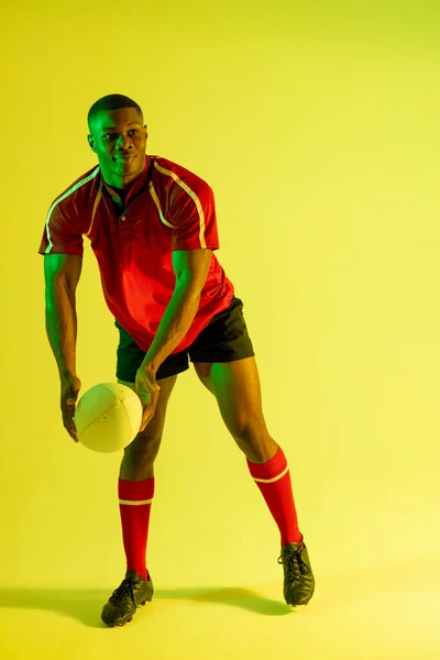 Joueur Afro Américain Rugby Avec Ballon Rugby Sur Éclairage Jaune — Photo