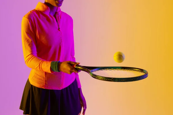 분홍색 노란색 조명을 아프리카 미국인 테니스 선수의 사진입니다 스포츠 활동적 — 스톡 사진
