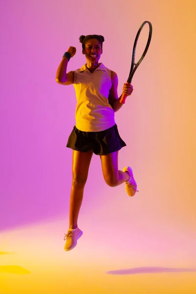 Vertical Image Successful African American Female Tennis Player Violet Yellow — Zdjęcie stockowe