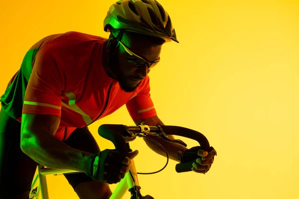 Image African American Male Cyclist Riding Bike Yellow Lighting Sport — Φωτογραφία Αρχείου