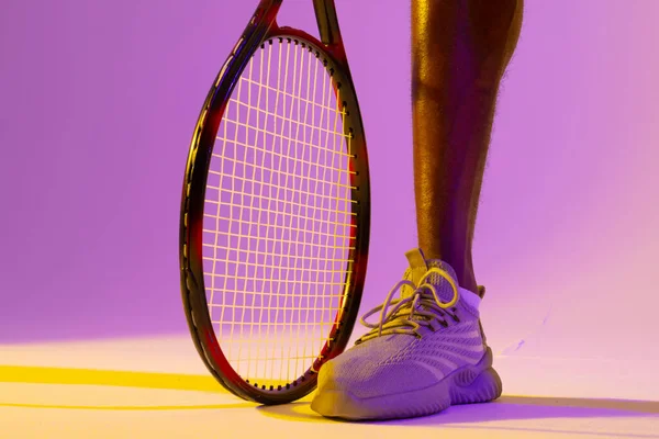 보라색 노란색 조명을 아프리카 미국인 테니스 선수의 이미지 스포츠 활동적 — 스톡 사진