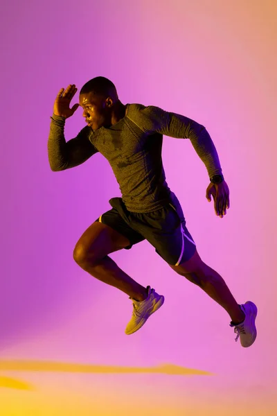 Corredor Masculino Afro Americano Com Sportswear Sobre Iluminação Rosa Esporte — Fotografia de Stock