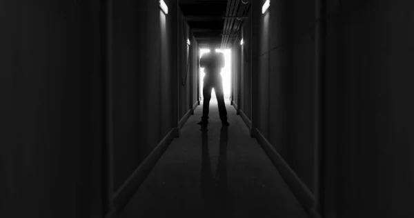 Image Une Silhouette Homme Debout Dans Couloir Sombre Horreur Peur — Photo