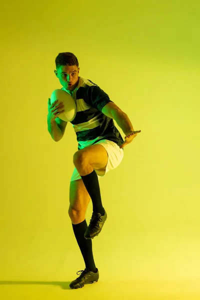 Joueur Rugby Masculin Caucasien Avec Ballon Rugby Sur Éclairage Jaune — Photo