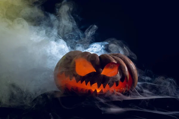 Composição Abóbora Halloween Esculpida Com Fumaça Fundo Preto Halloween Tradição — Fotografia de Stock