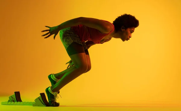 Imagem Atleta Afro Americana Preparando Para Correr Iluminação Amarela Esporte — Fotografia de Stock