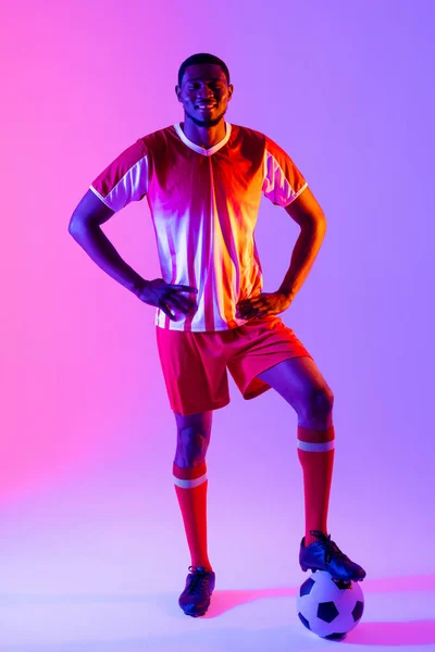 Retrato Jogador Futebol Americano Africano Feliz Com Futebol Sobre Iluminação — Fotografia de Stock