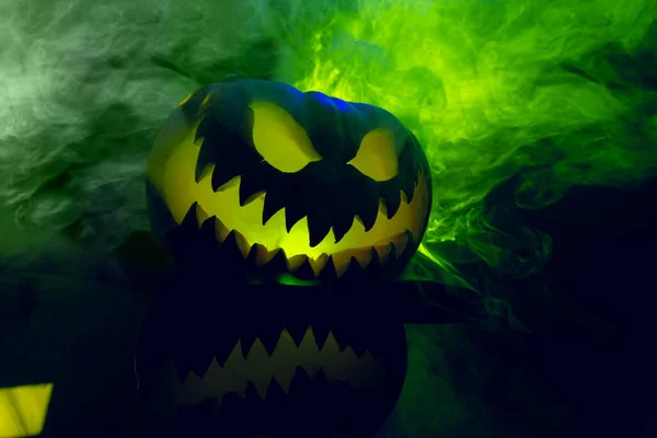 Skład Halloween Rzeźbione Dyni Dymem Zielone Światło Czarnym Tle Tradycja — Zdjęcie stockowe