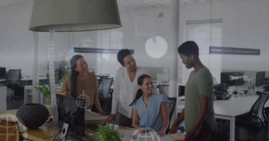 Ofisteki çeşitli iş adamları üzerinde veri işleme ve küresel simgelerin canlandırılması. Küresel iş ve dijital arayüz kavramı dijital olarak oluşturulmuş video.