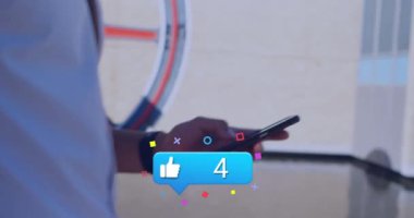 Akıllı telefon kullanan kişinin üzerine düşen sosyal medya simgelerinin animasyonu. Dijital olarak oluşturulan küresel sosyal medya, ağ oluşturma ve iletişim konsepti.