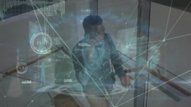 Akıllı telefonlu Afro-Amerikan bir adamın dijital ekrandaki bağlantılarının ve verilerinin animasyonu. İş, sağlık ve teknoloji kavramı dijital olarak oluşturulmuş video.