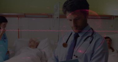 Doktordan hastaya veri işleme animasyonu. Küresel tıp, teknoloji, veri işleme ve dijital arayüz kavramı dijital olarak oluşturulmuş video.