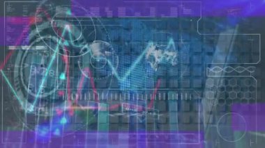 Mavi arka planda veri işleme ve dizüstü bilgisayarın animasyonu. Küresel iş ve dijital arayüz kavramı dijital olarak oluşturulmuş video.