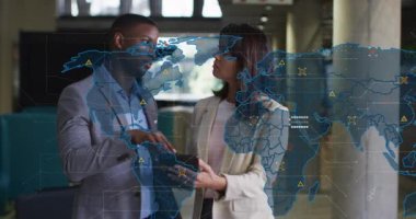 Ofisteki çeşitli iş adamlarının dünya haritasının animasyonu. Küresel iş ve dijital arayüz kavramı dijital olarak oluşturulmuş video.