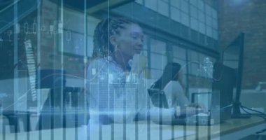 Afro-Amerikan kadınının ofisinde grafiklerin canlandırılması. İş, finans ve ekonomi kavramı dijital olarak oluşturulmuş video.