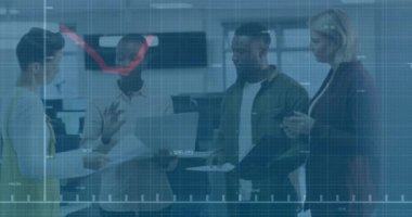 Ofisteki çeşitli iş adamları üzerinde finansal veri işleme animasyonu. Küresel iş ve dijital arayüz kavramı dijital olarak oluşturulmuş video.