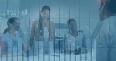 Ofisteki çeşitli iş adamları üzerinde finansal veri işleme animasyonu. Küresel iş ve dijital arayüz kavramı dijital olarak oluşturulmuş video.