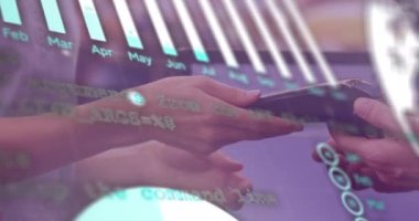 Kredi kartıyla ödeme yapan farklı insanlar üzerinde veri işleme animasyonu. Dijital olarak oluşturulan küresel finansman, perakende ve dijital arayüz kavramı.