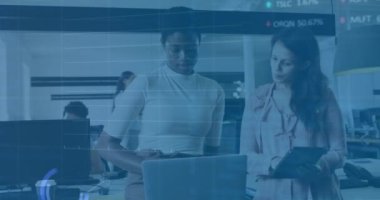 Ofisteki çeşitli iş adamları üzerinde finansal veri işleme animasyonu. Küresel iş ve dijital arayüz kavramı dijital olarak oluşturulmuş video.