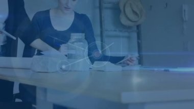 Uluslararası İşçi Gündüz Mesajları Kafkasyalı İş Kadınları Ofisinde. Küresel iş ve dijital arayüz kavramı dijital olarak oluşturulmuş video.