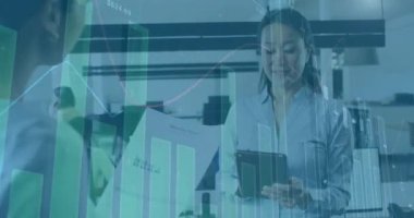 Ofisteki mutlu Asyalı kadın üzerinde grafiklerin canlandırması. İş, finans ve ekonomi kavramı dijital olarak oluşturulmuş video.