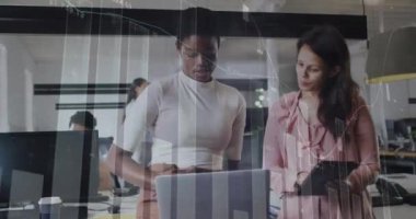 Ofisteki çeşitli iş adamları üzerinde veri işleme animasyonu. Küresel iş ve dijital arayüz kavramı dijital olarak oluşturulmuş video.