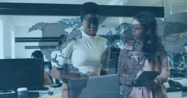 Dünya haritası animasyonu ve çeşitli kadın iş arkadaşları üzerinde ikonlar. İş, finans, ekonomi ve işbirliği konsepti dijital olarak oluşturulmuş video.