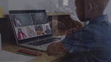 Çevrimiçi okul dersi için dizüstü bilgisayar kullanan Afro-Amerikan çocuk üzerindeki bağlantıların animasyonu. İletişim, teknoloji ve çevrimiçi eğitim konsepti dijital olarak oluşturuldu.