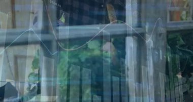 Afro-Amerikan kadın üzerinde dijital veri işleme animasyonu. Dijital olarak oluşturulmuş küresel bağlantılar, veri işleme ve dijital arayüz kavramı.