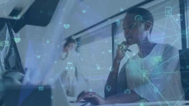 Ofisteki çeşitli iş adamları üzerinde veri işleme animasyonu. Küresel iş ve dijital arayüz kavramı dijital olarak oluşturulmuş video.