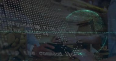 Akıllı telefondan elde ödeme yerine veri işleme animasyonu. Küresel iş ve dijital arayüz kavramı dijital olarak oluşturulmuş video.