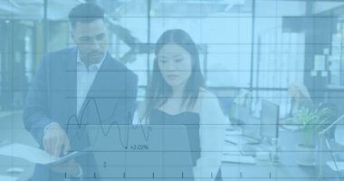 Ofisteki çeşitli iş adamları üzerinde finansal veri işleme animasyonu. Küresel iş ve dijital arayüz kavramı dijital olarak oluşturulmuş video.