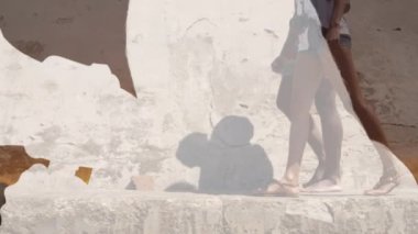 Sahildeki Afro-Amerikan çiftinin haritasının animasyonu. Seyahat, tatiller, vatanseverlik ve dijital olarak üretilen kutlama konsepti.