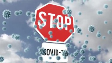 Bulutların ve virüs hücrelerinin üzerinde covid19 metin olan dur işaretinin animasyonu. Dijital olarak oluşturulmuş küresel salgın ve dijital arayüz kavramı.