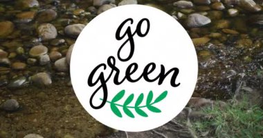 Nehir ve kayaların üzerinde yeşil metin canlandırması. Geri dönüşüm haftası, ekoloji ve kutlama konsepti dijital olarak oluşturulmuş video.