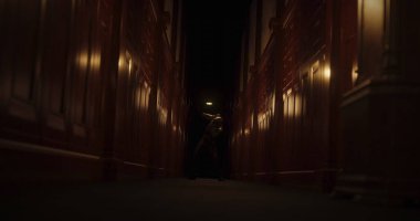 Karanlık tüneldeki canavar gibi sersemlemiş bir insan görüntüsü. Korku, korku, resim oyunları ve dijital olarak üretilen bilim kurgu konsepti.