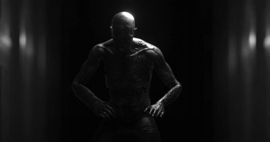 Karanlık tüneldeki canavar gibi sersemlemiş bir insan görüntüsü. Korku, korku, resim oyunları ve dijital olarak üretilen bilim kurgu konsepti.