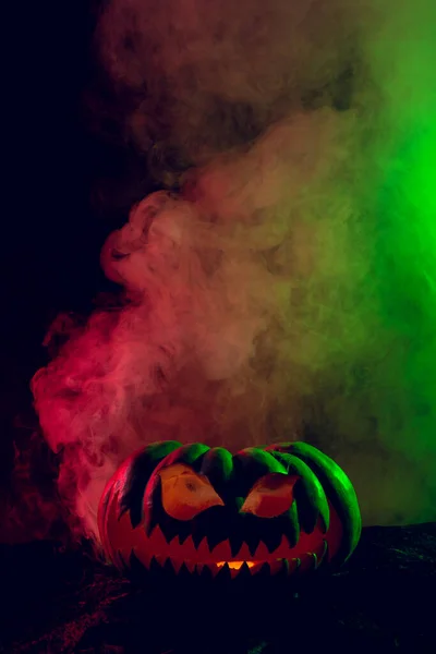 Composizione Zucca Intagliata Halloween Con Fumo Luce Verde Rossa Fondo — Foto Stock