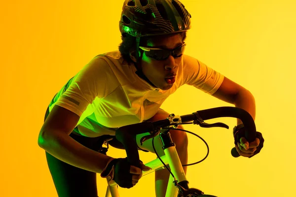 Image African American Female Cyclist Riding Bike Yellow Lighting Sport — ストック写真