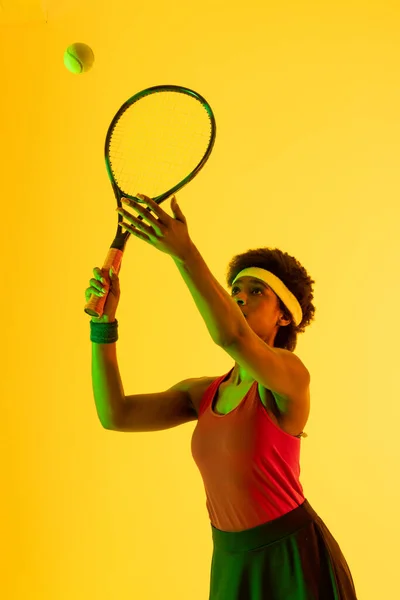 Vertikales Bild Einer Afrikanisch Amerikanischen Tennisspielerin Gelbem Licht Sport Bewegung — Stockfoto