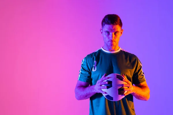 Portrét Kavkazského Mužského Fotbalisty Fotbalem Nad Neonově Růžovým Osvětlením Sport — Stock fotografie