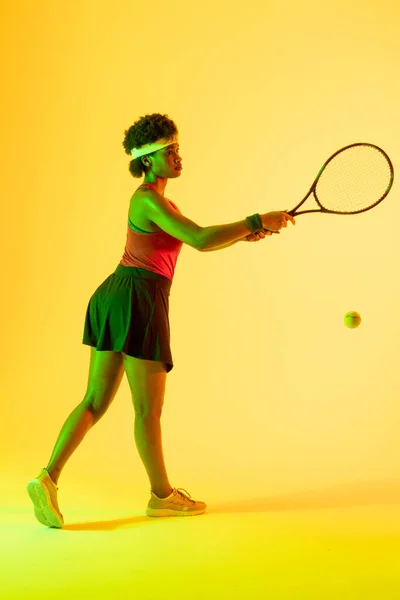 Vertikales Bild Einer Afrikanisch Amerikanischen Tennisspielerin Die Ball Gelbem Licht — Stockfoto