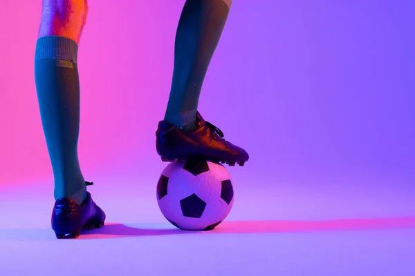 Καυκάσιος Ποδοσφαιριστής Ποδόσφαιρο Πάνω Από Νέον Ροζ Φωτισμό Αθλητισμός Κίνηση — Φωτογραφία Αρχείου